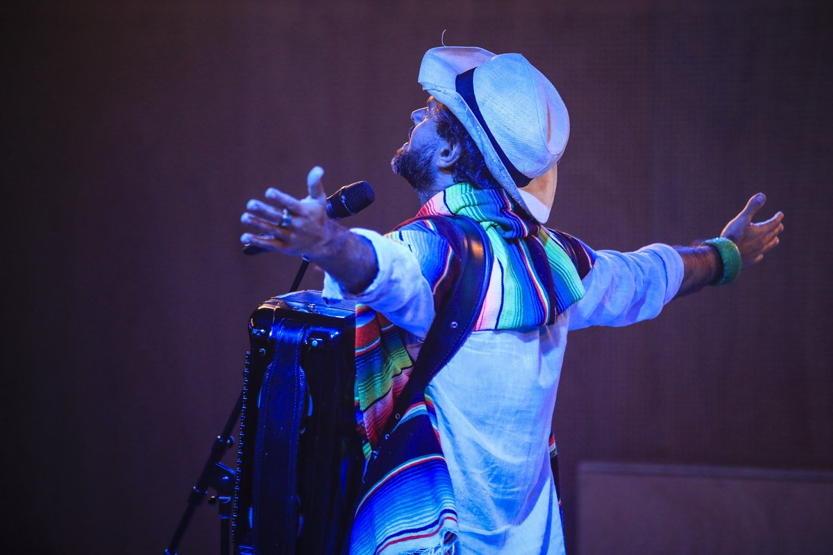 Não é mistério pra ninguém que somos apaixonados por esse projeto. Na verdade, o único mistério é do <a href="/marcelojeneci/">Marcelo Jeneci</a> cantando "Mistério do Planeta", música eternizada pelos <a href="/OsNovosBaianos/">Novos Baianos</a>. Enquanto o vídeo completo não sai, confira fotos exclusivas de como foi a gravação.