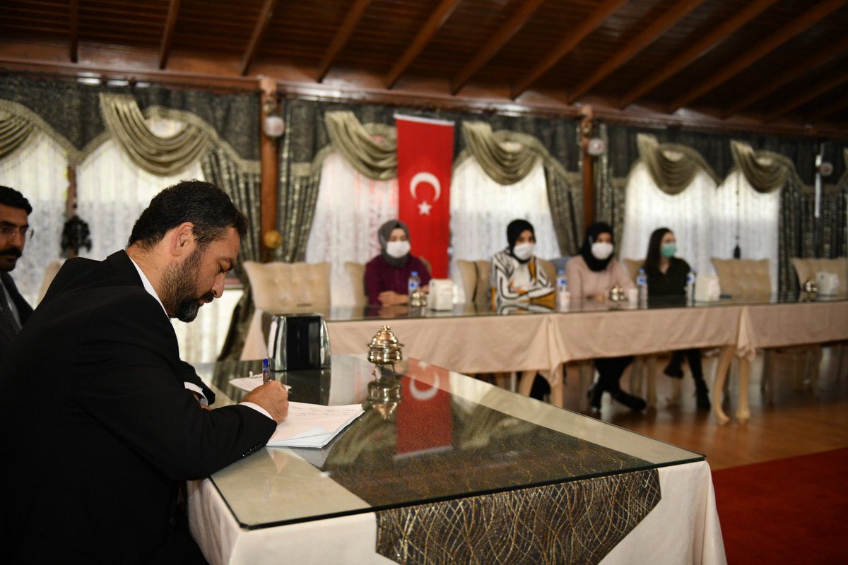 MehmetGurbuzOrg's tweet image. Biz bu kente ve bu kentin gençlerine değer veriyoruz.
Çünkü; Bir kente verilecek en büyük değer; Gençlerin umudu olabilmektir. 

Şehrimize projeleri ile katkı sunacak olan Bilgisayar Mühendisi genç arkadaşlarımızla hayallerimizi ve hedeflerimizi konuştuk.