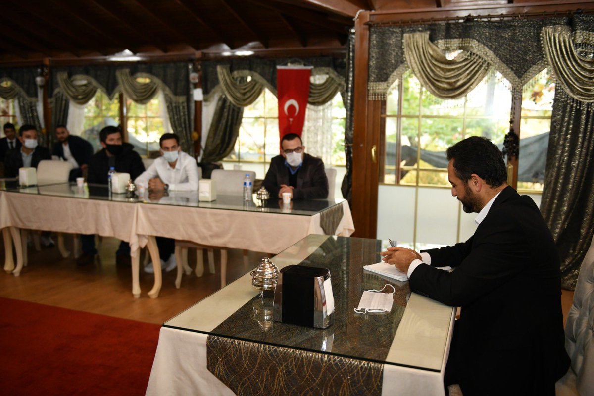 MehmetGurbuzOrg's tweet image. Biz bu kente ve bu kentin gençlerine değer veriyoruz.
Çünkü; Bir kente verilecek en büyük değer; Gençlerin umudu olabilmektir. 

Şehrimize projeleri ile katkı sunacak olan Bilgisayar Mühendisi genç arkadaşlarımızla hayallerimizi ve hedeflerimizi konuştuk.