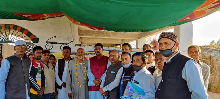 Devendr41221582's tweet photo. रोड का जिओ पास ही हो चुका है ।इसलिए आज अनशन को समाप्त कर दिया है पानी की फाइल शासन पहुंच चुकी है । https://t.co/xekXxn3Vvu