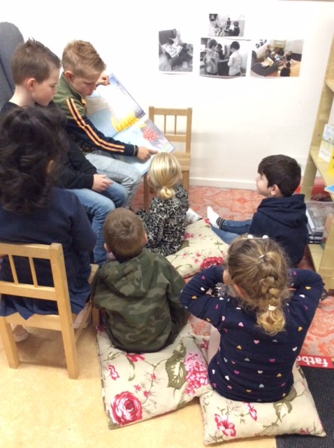 devlieberg's tweet photo. Op de Vlieberg staat lezen hoog in het vaandel en zijn onze opbrengsten, maar vooral de leesbeleving en het leesplezier  sinds de LIST-aanpak gestegen! 

Op de foto is het wekelijks voorlezen binnen ons Kindcentrum te zien. 
#lezen #HogeschoolUtrecht #teamscholing #vlieberg https://t.co/QJG0IUhOX7