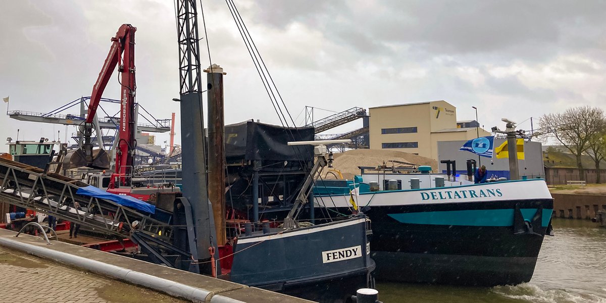 LensliS's tweet photo. Op onze productielocatie in de haven van Cuyck, KATWIJK, is weer een schip met prachtig veenmos veen substraat binnengelopen.
LENSLI SUBSTRATES
HAVE FUN GROWING
#substrates #substraat #veen #veenvrij #havefungrowing https://t.co/h0WLN1mi9P