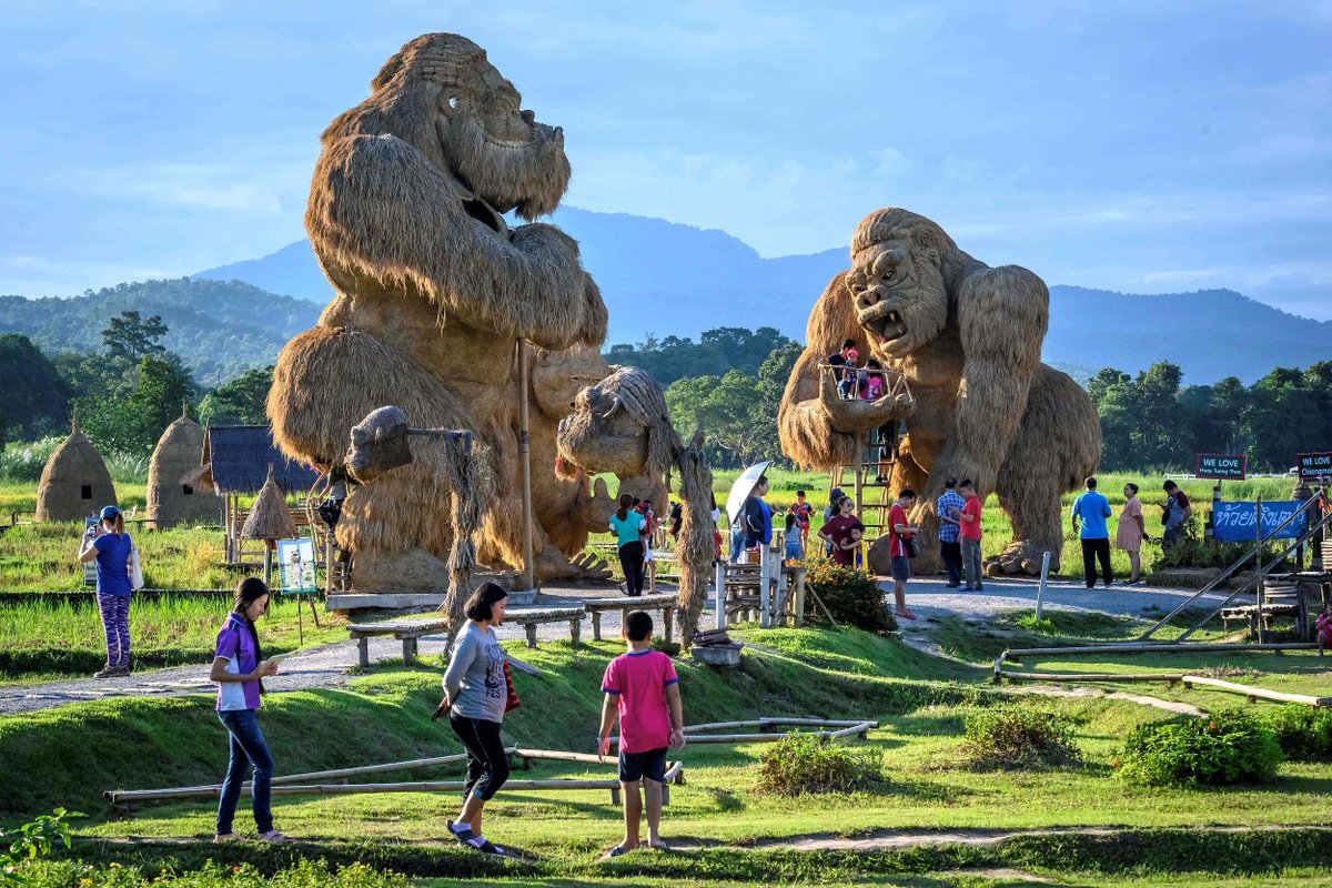 CGTNFrancais's tweet photo. Les stars d'aujourd'hui sont… des sculptures de paille ! Les sculptures géantes en paille à Chiang Mai en Thaïlande sont devenues célèbres sur Internet, attirant de nombreux touristes. Découvrons ensembles cet endroit très intéressant ! https://t.co/40uzGEOFce