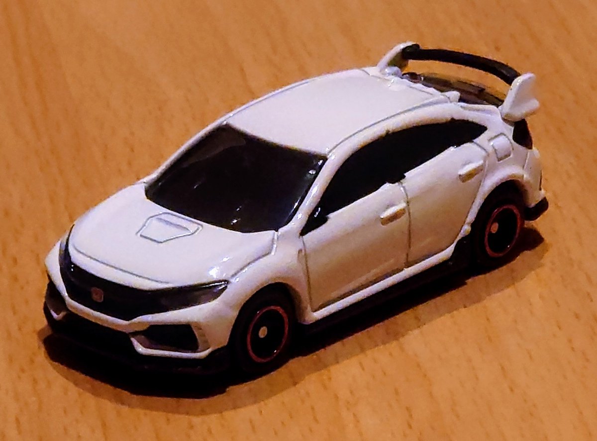 neko_p1009's tweet photo. トミカの現行のCIVIC TypeR ビフォーとアフター
墨入れしてみたけど、少しやり過ぎた感w

ボンネット周りはメリハリ出たかな？
サイドはもう少し薄めがいいかも🤔
#トミカ
#CIVICType https://t.co/KSoTulZnGk