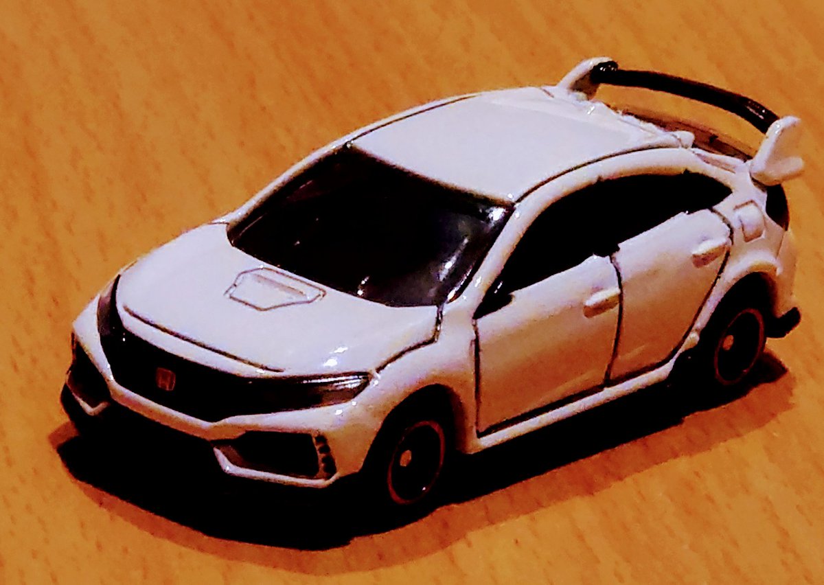neko_p1009's tweet photo. トミカの現行のCIVIC TypeR ビフォーとアフター
墨入れしてみたけど、少しやり過ぎた感w

ボンネット周りはメリハリ出たかな？
サイドはもう少し薄めがいいかも🤔
#トミカ
#CIVICType https://t.co/KSoTulZnGk