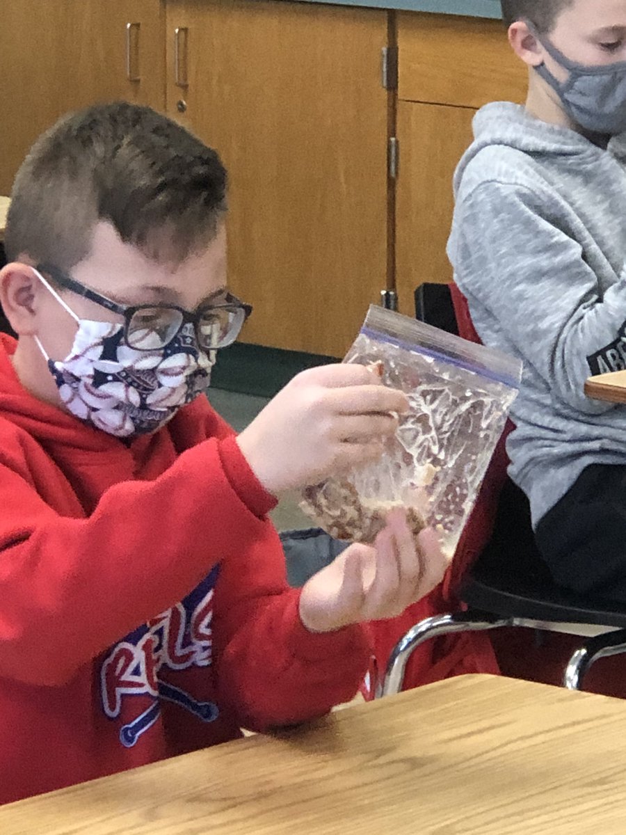 PatFreyTrinity's tweet photo. My science classes learning about the digestive system ! #stomachacidsmixingwithfood https://t.co/qXtFbzu39y