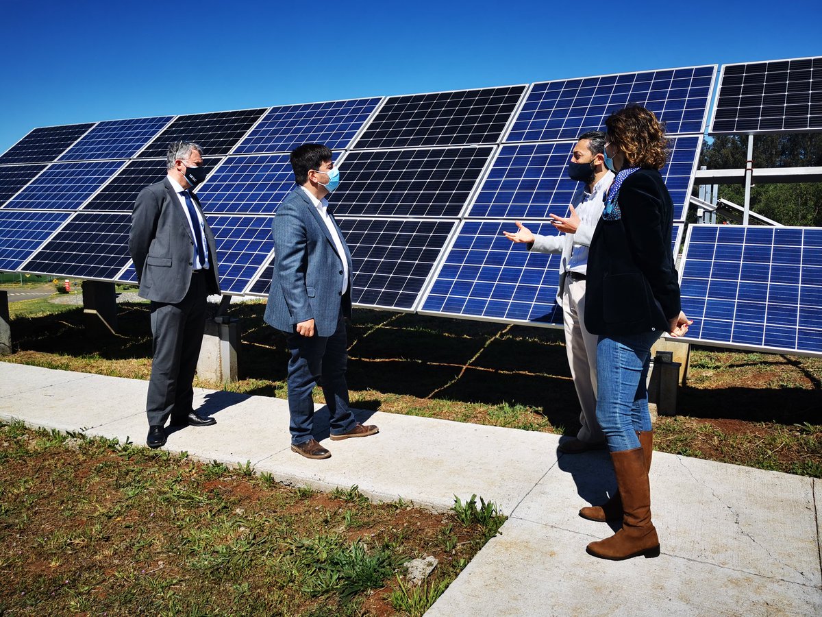 EnergiaBiobio's tweet photo. #Biobío Subsecretario⚡@fjlopezd junto a Subsecretaria @min_ciencia @ctorrear inauguran #MicroRed proyecto con sistema de generación de energía renovables, compuesta de tecnologías solar, fotovoltaica y eólica, para difusión, docencia e investigación👋 #MásEnergíaLimpia https://t.co/rCTjVAF8Np