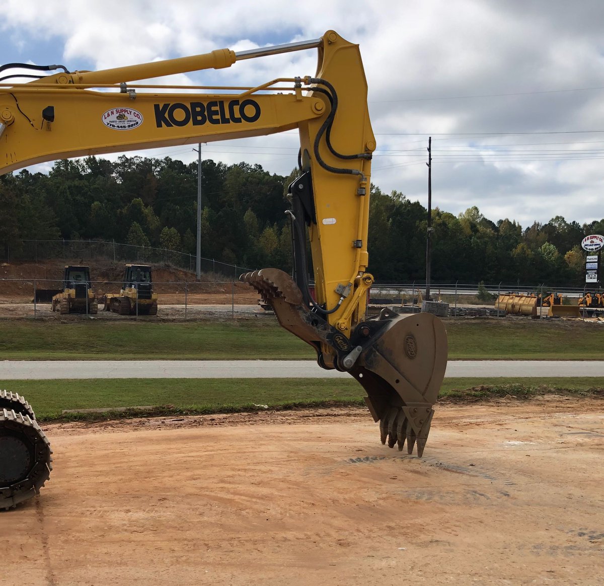 Geith_NA's tweet photo. Our customer got his Kobelco SK210 outfitted with our bucket and main pin thumb.

Outfit your excavator with our industry-leading attachments. Ask for a quote -> https://t.co/OeyFdZumw5

#geith #excavator #attachments #buckets #thumbs #kobelco https://t.co/kG6o9gLtuy