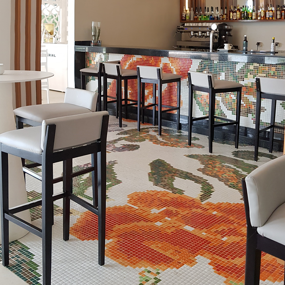 HISBALITmosaico's tweet photo. LAS #BARRAS SE REVISTEN CON #MOSAICO 

💚#Diseño personalizado #ArtFactoryHisbalit
💚#Mosaico Unicolor 106 | #HotelAzul | 📐 @zoocoestudio  
💚Diseño personalizado #ArtFactoryHisbalit | #Khalan| 📐 @EstudioNOMA  
💚Mosaico Unicolor 103 en formato redondo | #LaPlaza| 📐 @Beusual / https://t.co/3hFIfe4vQ8