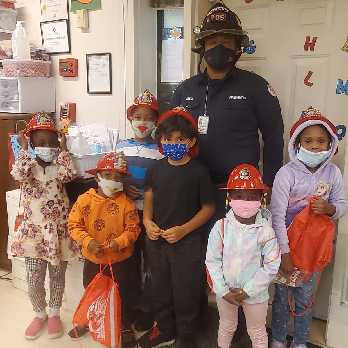 Jacinta4AlexVA's tweet image. A big thank you to Alexandria Fire Department  firefighter, Steve Smith, for coming to teach our Ruby Tucker Readers about fire safety! 🚒
#rubytuckerreaders.#readersareleaders #readersareachievers #readtoachild @AlexandriaVAFD