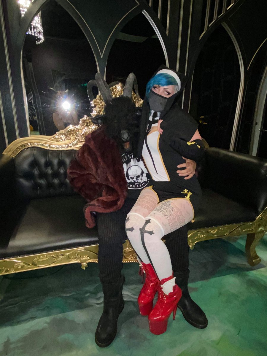 Succubux123's tweet photo. Christmas pictures with Santa! ^.^

#sexynuns #naughtynuns #Christmas #sexy #emogirls #gothgirls #pictureswithsanta https://t.co/pakC5aXySC