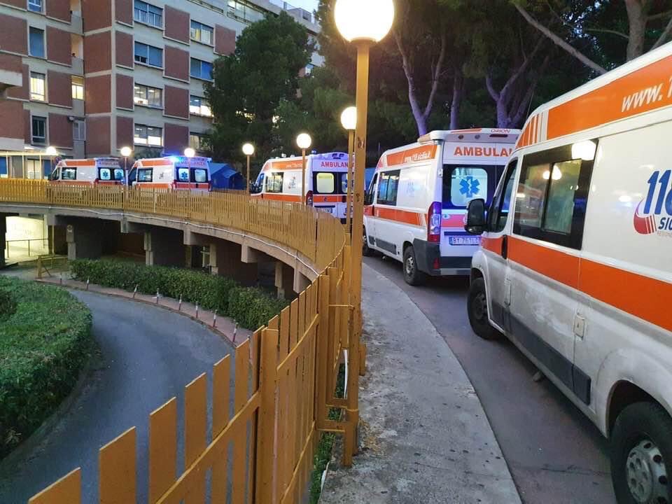 e_terranova's tweet photo. Questo è l’ospedale #Covid di #Partinico, in Sicilia. E queste sono le ambulanze in fila con a bordo malati di #Coronavirus, alcuni dei quali molto gravi. Questa foto è dedicata a tutti i negazionisti. https://t.co/jYGY4nppHO