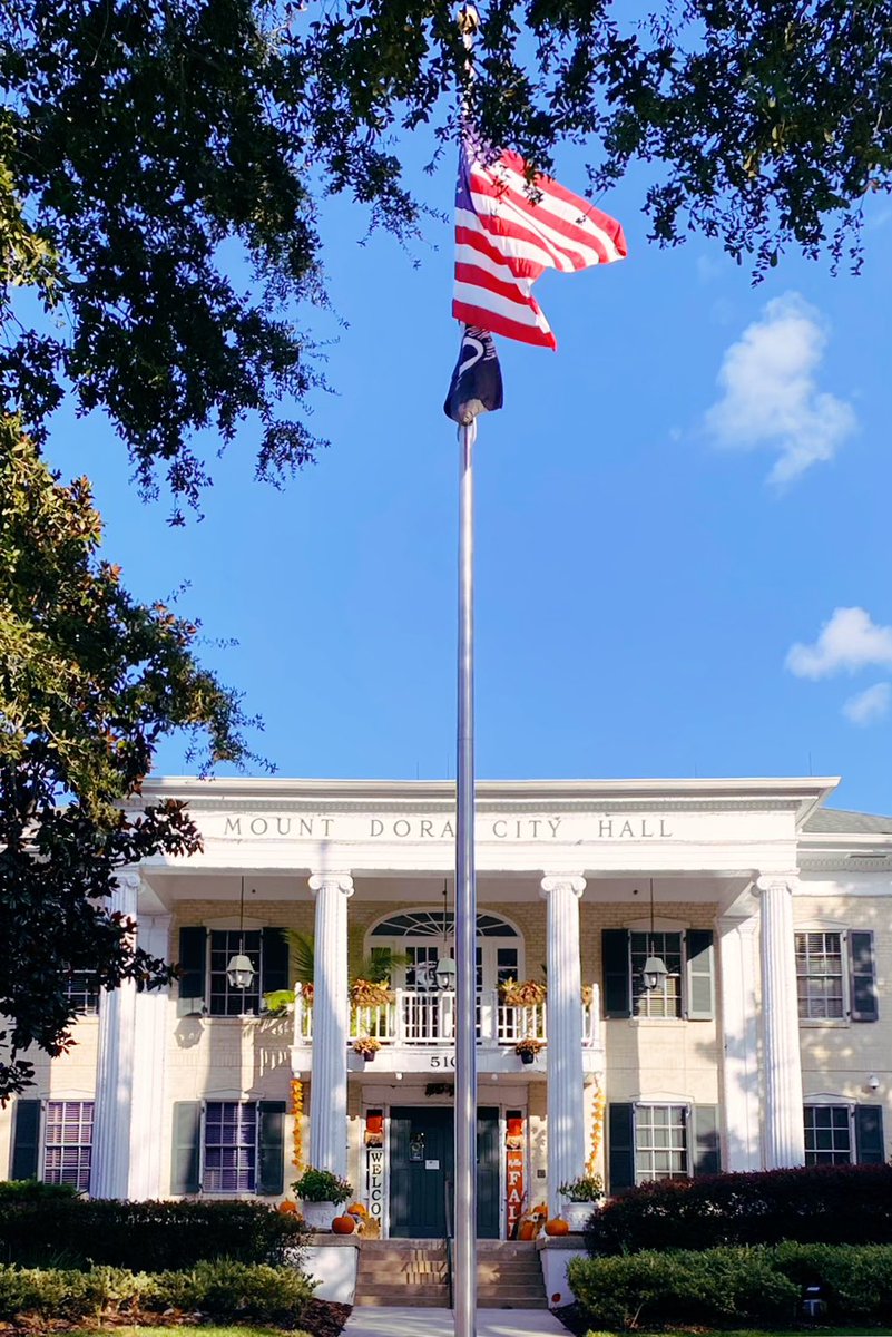ElisabethWriter's tweet photo. Fall vibes at City Hall 🍁🌻 @CityOfMountDora #WritingLife #Fall #Autumn https://t.co/A9h3JB77p8