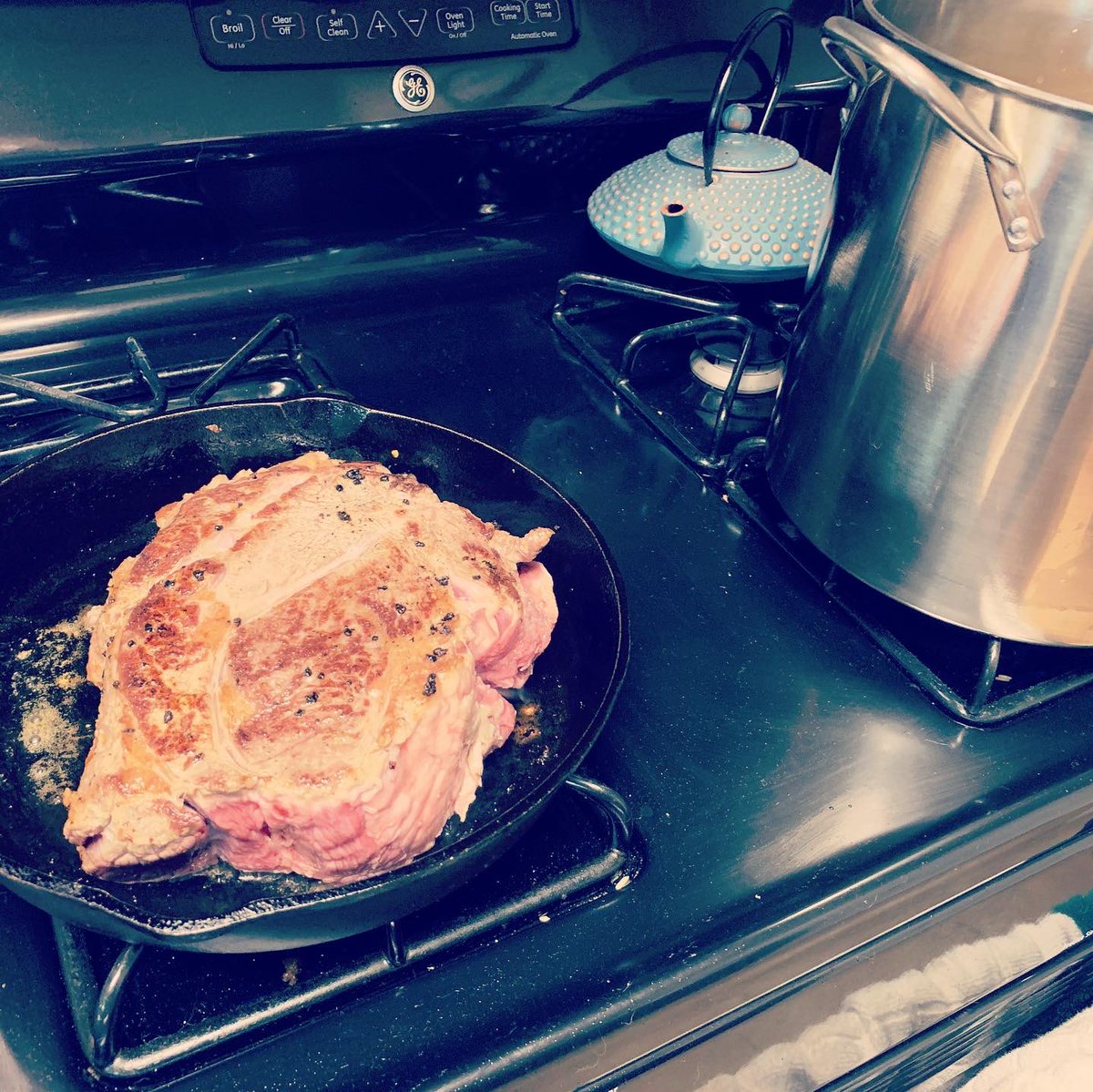 DanisDabbles's tweet photo. Yesterday was the perfect day for #fallharvest cooking! You’ll notice that I overstuffed the crockpot and it made quite a mess but hopefully it will still taste good. #colorfulcooking #danisdabbles #dabbleyourway #newdabbles #chefstateofmind #homemadefood https://t.co/UpwDGkmtCG