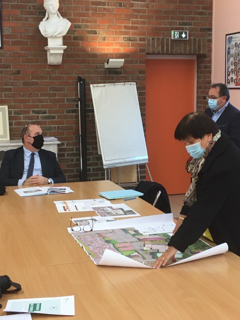 Prefet62's tweet photo. #FranceRelance
Brigitte Merchier, maire de la commune d'#Ecques, a présenté à Guillaume Thirard, sous-préfet de #SainOmer, le projet "Prêt à démarrer" de requalification "haute qualité environnementale" des abords de l'école maternelle. https://t.co/slLs5Qt6JE