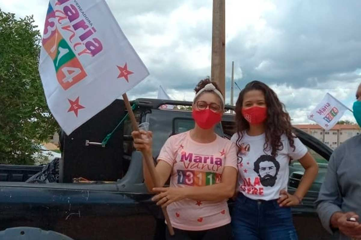 MariaVanirTO's tweet photo. Hoje, junto com @VileladoPT, iniciamos  as 13 HORAS DA MORADIA percorrendo diversos locais onde o Minha Casa Minha Vida beneficiou milhares de famílias em Palmas. Precisamos do seu voto para essa política de moradia continue!
#MariaVanir13114
#MeRepresenta
#Vilela13prefeito https://t.co/R3EKj2tLd4