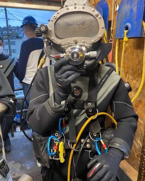 DiversInstitute's tweet photo. DIT student and Air Force veteran, Michael Sorensen, blacked out ready for underwater knot tying! #diversinstitute #ditstudents #skills #knots #commercialdiver #commercialdiving #underwater #rigging #blackedout #seattle #lakeunion #airforce #veteranownedandoperated #adventure https://t.co/rCTQQRgxGJ