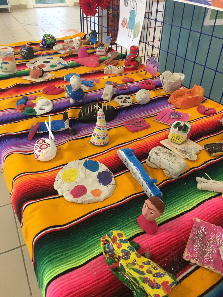 Belle exposition du « Día de los muertos » au collège @EmileMaze par les élèves de 5ème.
Autels, offrandes, tête de morts... #culturemexicaine