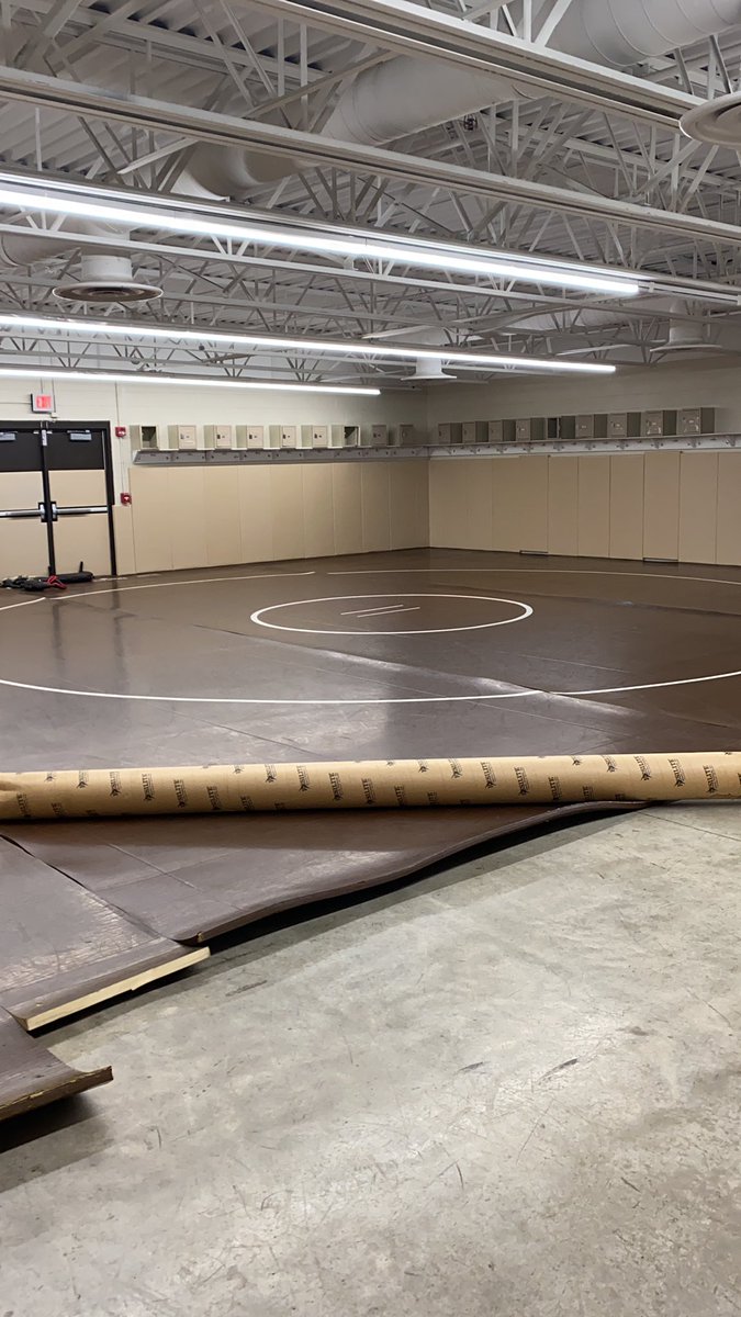 BuckeyeValleyW1's tweet photo. Great day outside, beautiful day inside!! #winteriscoming might as well wrestle @BVBaronFootball @BV_Busing @BV_HighSchool @BV_SuperBaron https://t.co/vgx4nbGT7Z