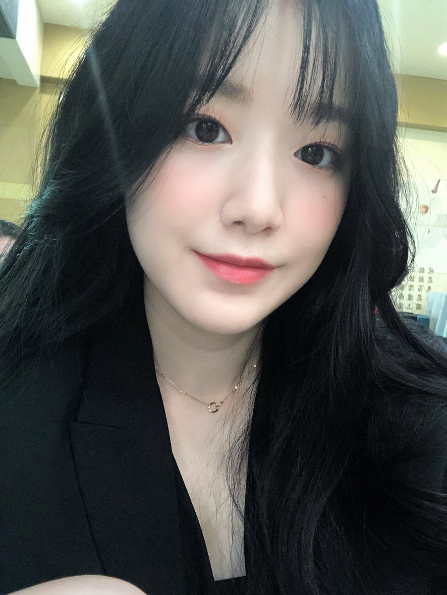 official_i_dle's tweet photo. [#슈화] 요즘 반응 좋은 앞머리 ♥️
예앞머리 ♥️ 예늑대 🐺

https://t.co/iQWYbvgc0Z https://t.co/S6lzeLiBn4