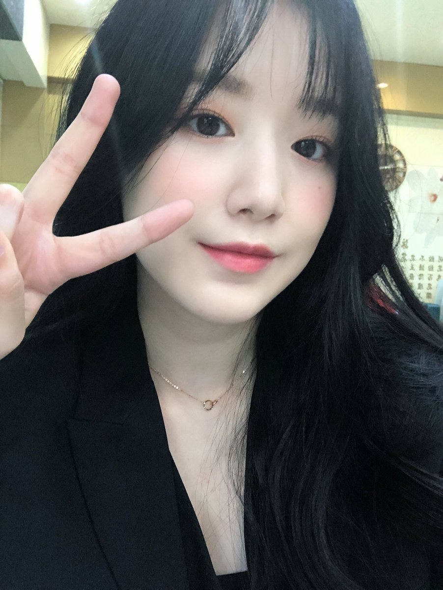 official_i_dle's tweet photo. [#슈화] 요즘 반응 좋은 앞머리 ♥️
예앞머리 ♥️ 예늑대 🐺

https://t.co/iQWYbvgc0Z https://t.co/S6lzeLiBn4