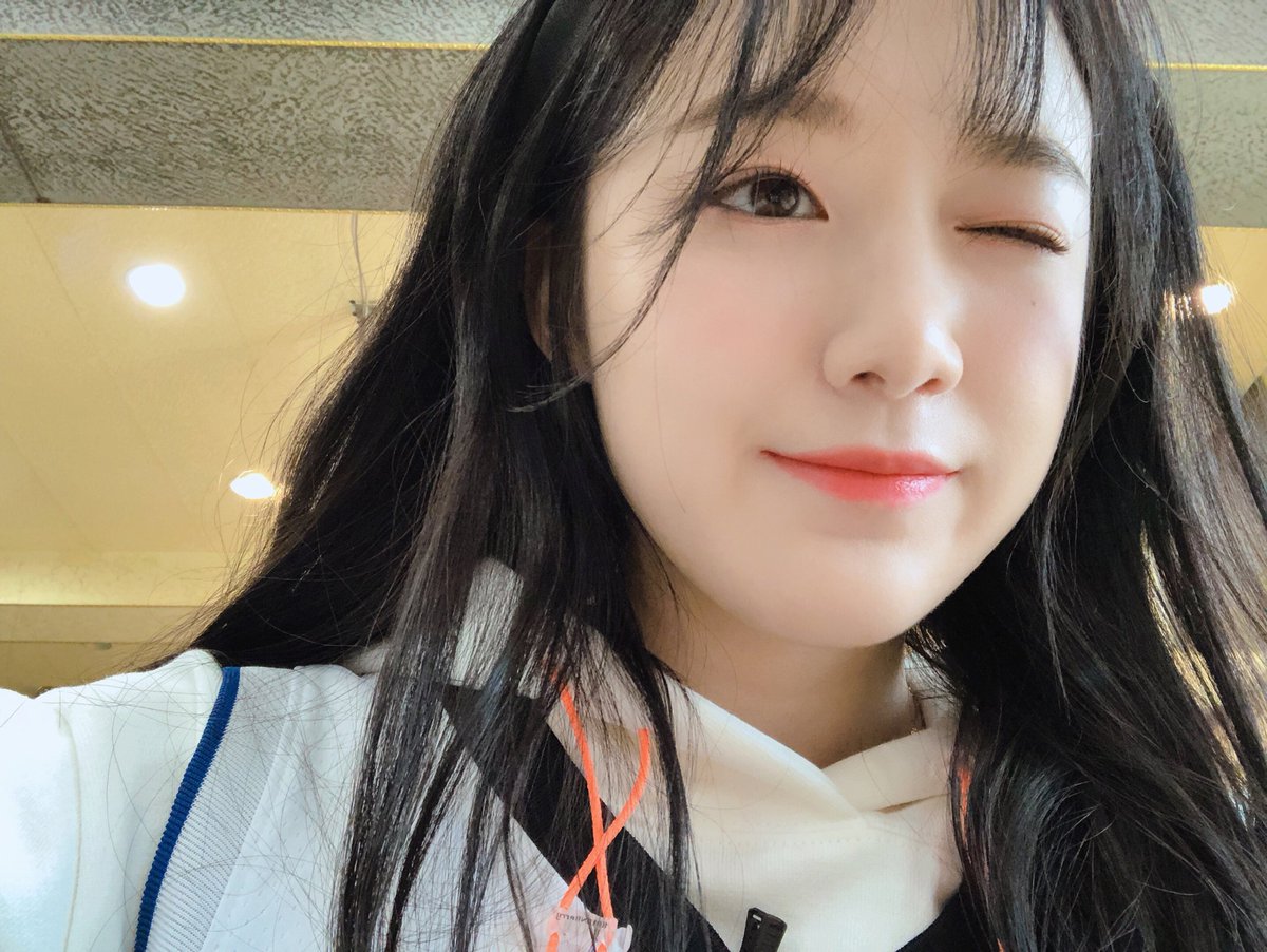 official_i_dle's tweet photo. [#슈화] 요즘 반응 좋은 앞머리 ♥️
예앞머리 ♥️ 예늑대 🐺

https://t.co/iQWYbvgc0Z https://t.co/S6lzeLiBn4