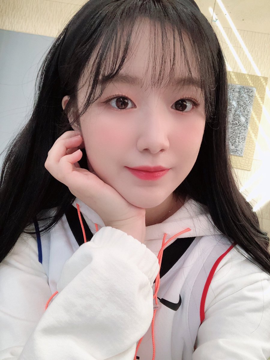official_i_dle's tweet photo. [#슈화] 요즘 반응 좋은 앞머리 ♥️
예앞머리 ♥️ 예늑대 🐺

https://t.co/iQWYbvgc0Z https://t.co/S6lzeLiBn4