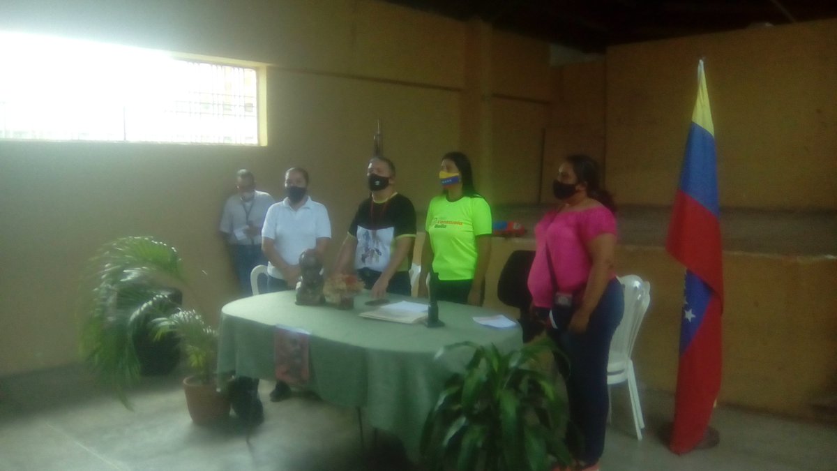 PRENSAMOTATAN's tweet photo. La fuerza educativa bolivariana de Motatan ratificó su lealtad a la revolución y fueron juramentados por la alcaldesa Janet Araujo de cara a la gran victoria del 6D donde recuperaremos la #AsambleaNacional.#VenVamosJuntos https://t.co/5cc5CNDNxd