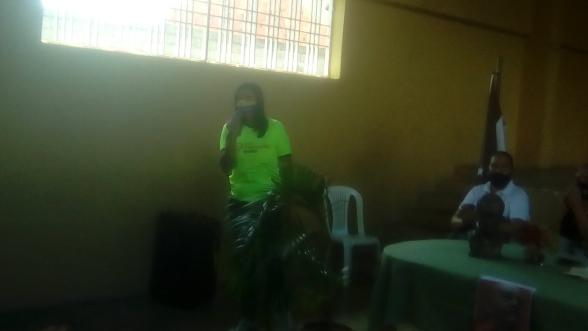 PRENSAMOTATAN's tweet photo. La fuerza educativa bolivariana de Motatan ratificó su lealtad a la revolución y fueron juramentados por la alcaldesa Janet Araujo de cara a la gran victoria del 6D donde recuperaremos la #AsambleaNacional.#VenVamosJuntos https://t.co/5cc5CNDNxd