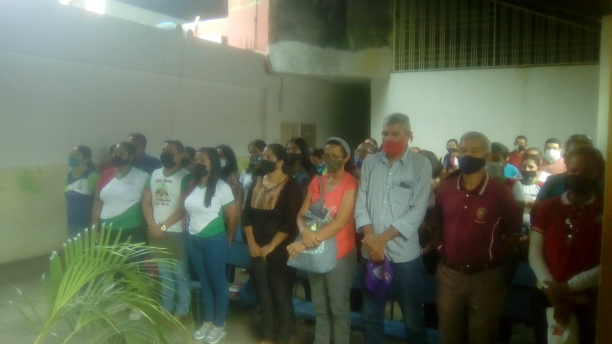 PRENSAMOTATAN's tweet photo. La fuerza educativa bolivariana de Motatan ratificó su lealtad a la revolución y fueron juramentados por la alcaldesa Janet Araujo de cara a la gran victoria del 6D donde recuperaremos la #AsambleaNacional.#VenVamosJuntos https://t.co/5cc5CNDNxd