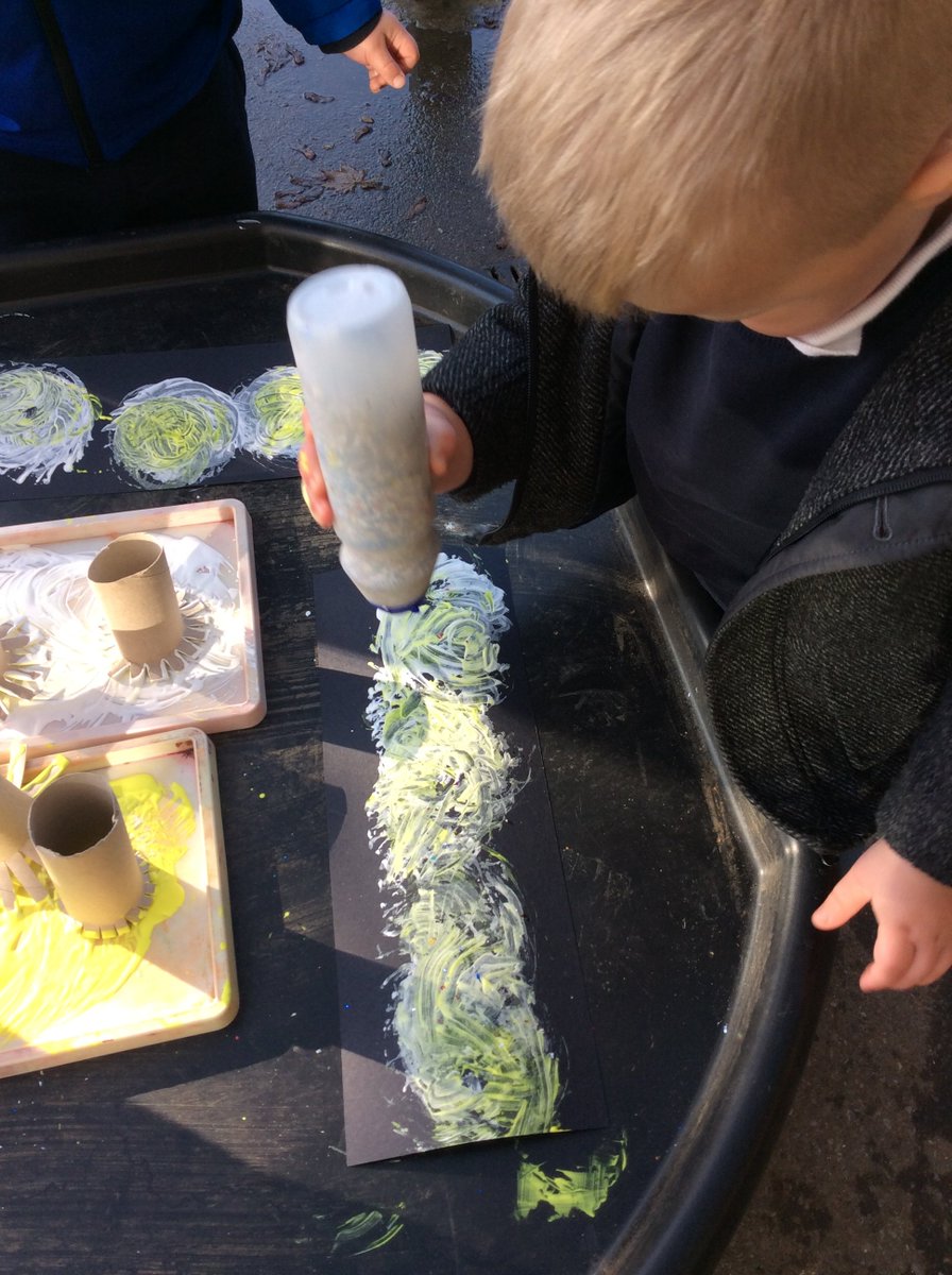 BletchingleyVPS's tweet photo. Crickle, crackle, crickle, crackle, sparkle, fizzing, whizzing by. Stand up, watch them, hear a loud bang! Pretty colours way up high. #Badgersbeingcreative #fireworkfun https://t.co/JoU7OKoOrw