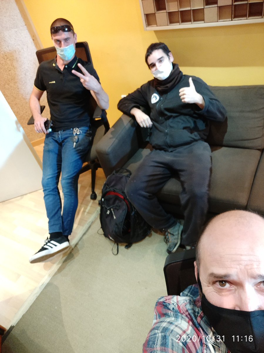JuglansMusic's tweet photo. 🎼 Un cap de setmana molt enfeinats gravant les veus del grup #Extírpala PUNK #Girona 🎧🤘 https://t.co/iTHAE7MejT