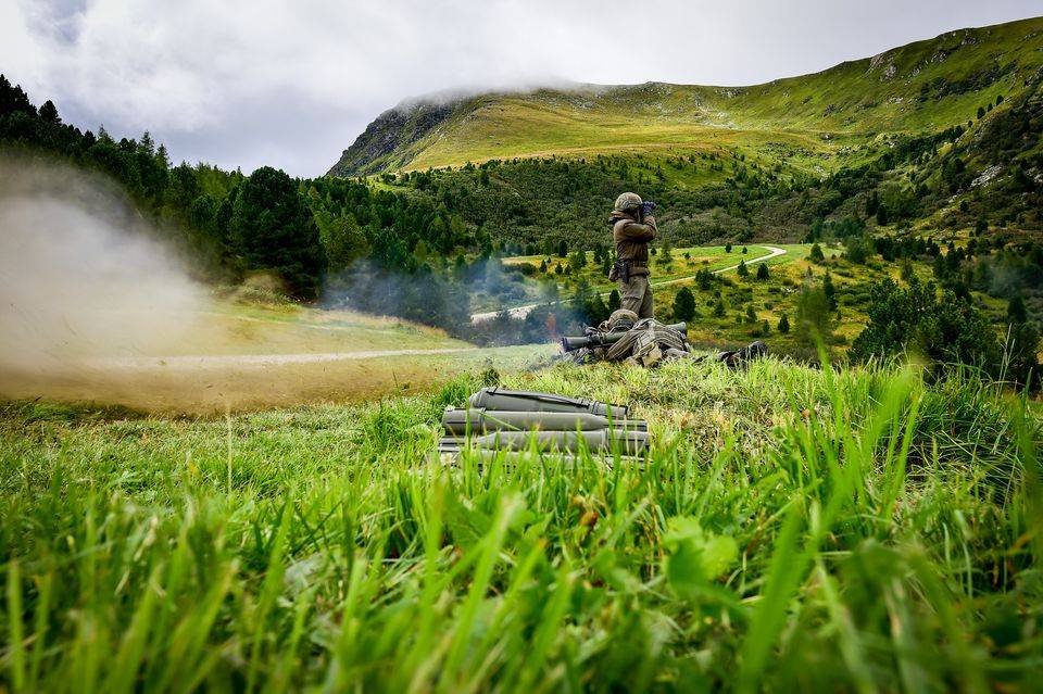 Friedrich_BH's tweet photo. The soldiers from the Austrian Army's Jägerbataillon 25 fire the Panzerabwehrrohr 66/79 recoilless rifle during the training. #Bundesheer #JgB25

Fotos: Bundesheer/Michael Steinberger https://t.co/mMcwkTyA5M