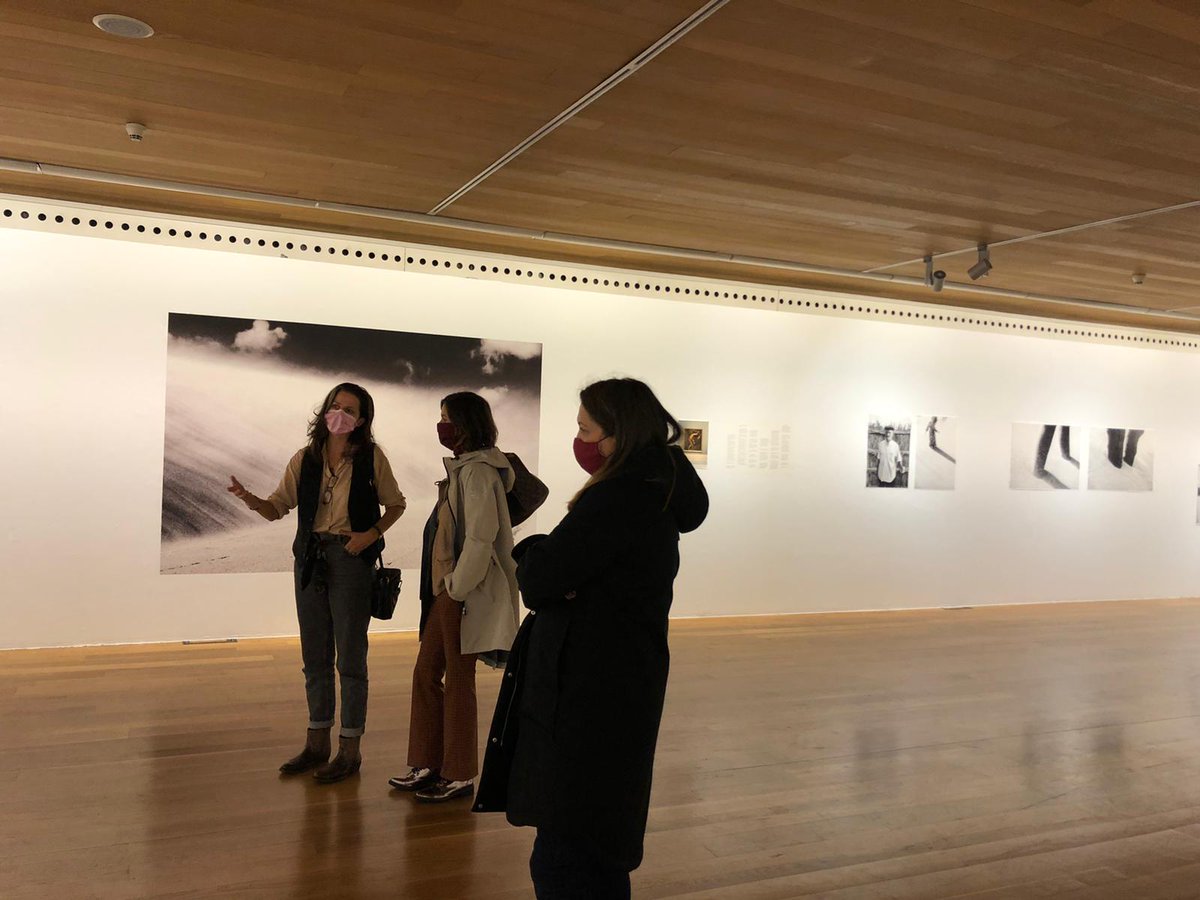 FundacionENAIRE's tweet photo. Hoy hemos visitado la exposición 'El libro de arena' de @mariaprimofoto (II Premio de Fotografía Fundación ENAIRE 2018),  que puede verse en la Sala El Águila hasta el próximo 10 de noviembre.

La muestra forma parte #HACER, iniciativa de @photoespana y @CulturaCMadrid. https://t.co/2vcY5HpQJ9