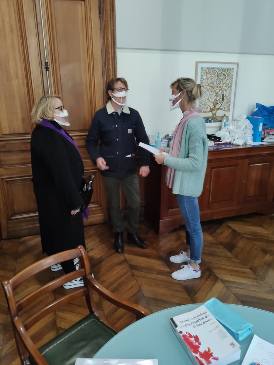 MParisCentre's tweet photo. Dans les établissements scolaires de #ParisCentre avec programmes d'accueil d'enfants sourds et malentendants, être munis de masques inclusifs est un impératif pour toutes les équipes.
Distribution par @ArielWeilT et @KarineBarbagli aux 2 écoles Turenne et au collège Poquelin. https://t.co/87wIW1K18n