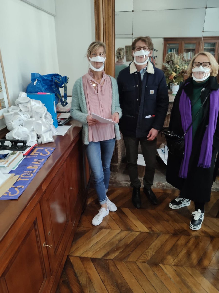 MParisCentre's tweet photo. Dans les établissements scolaires de #ParisCentre avec programmes d'accueil d'enfants sourds et malentendants, être munis de masques inclusifs est un impératif pour toutes les équipes.
Distribution par @ArielWeilT et @KarineBarbagli aux 2 écoles Turenne et au collège Poquelin. https://t.co/87wIW1K18n