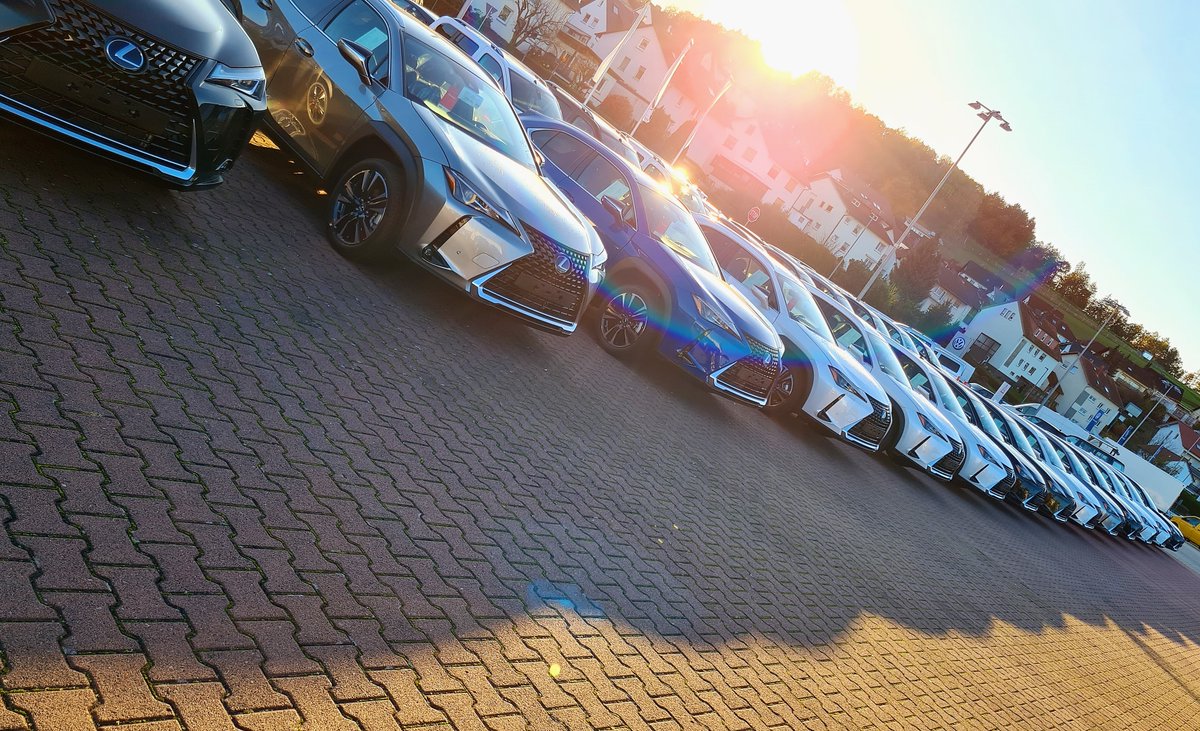 AutohausNIX's tweet photo. Den Lexus UX 250h musst Du gefahren haben!
Lexus UX 250h Style Edition: Gesamtsystemleistung 135 kW (184 PS). Verbrauch kombiniert 4,3 l/100 km, CO2-Emissionen kombiniert 97 g/km, CO2-Effizienzklasse A+.
Mehr erfahren: https://t.co/liTSIotpb3
#autonix #lexus #ux https://t.co/oxIIrDJf0c