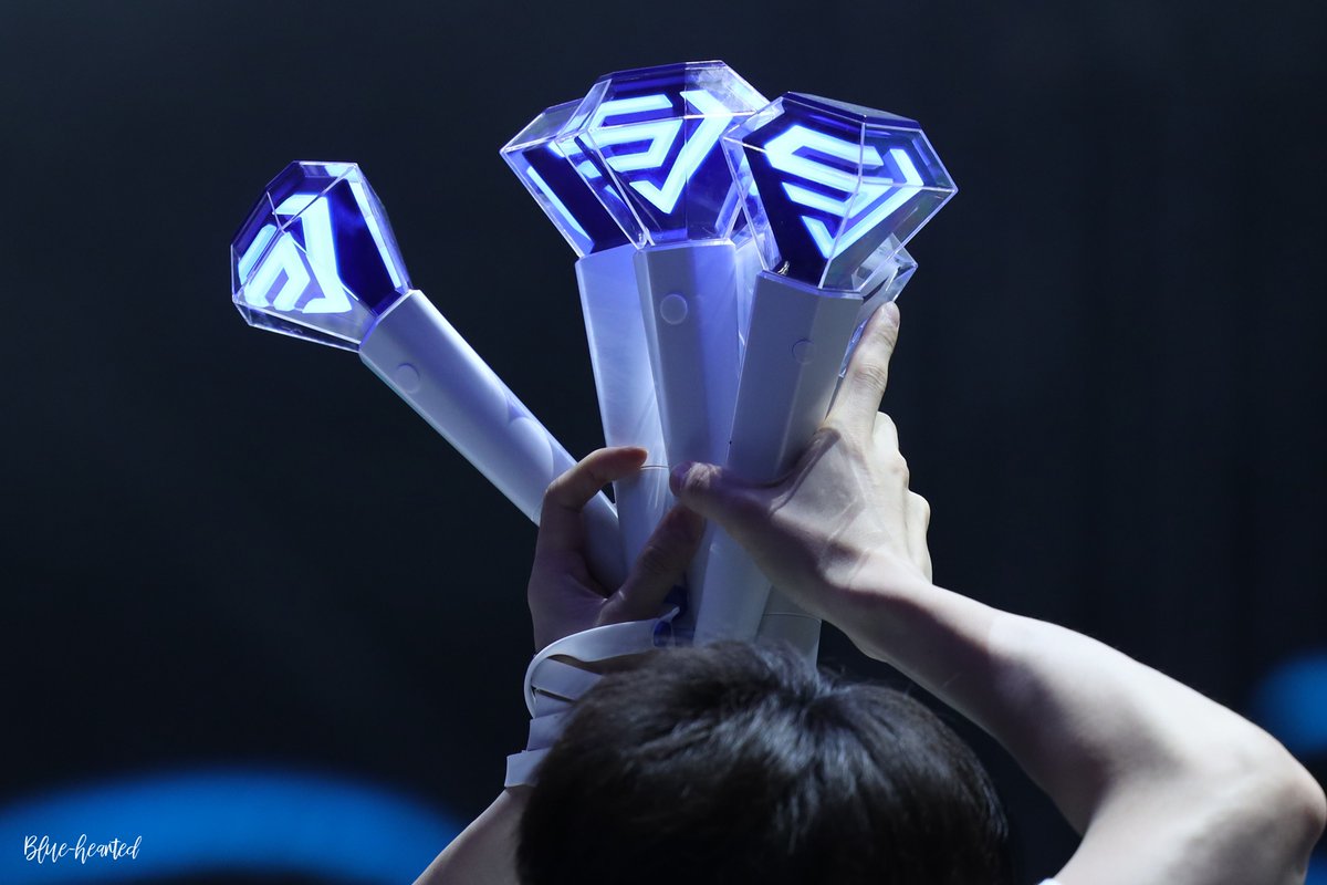 Bluehearted_hk's tweet photo. 201106 Super Junior 15th Anniversary

#ELF는털기만해_줍는건SJ가할게 #ELFshares_SJselects #SUPERJUNIOR #15thAnniv_WalkTogether #달려온15주년_손잡고걸을까 https://t.co/mlzm6fXB39