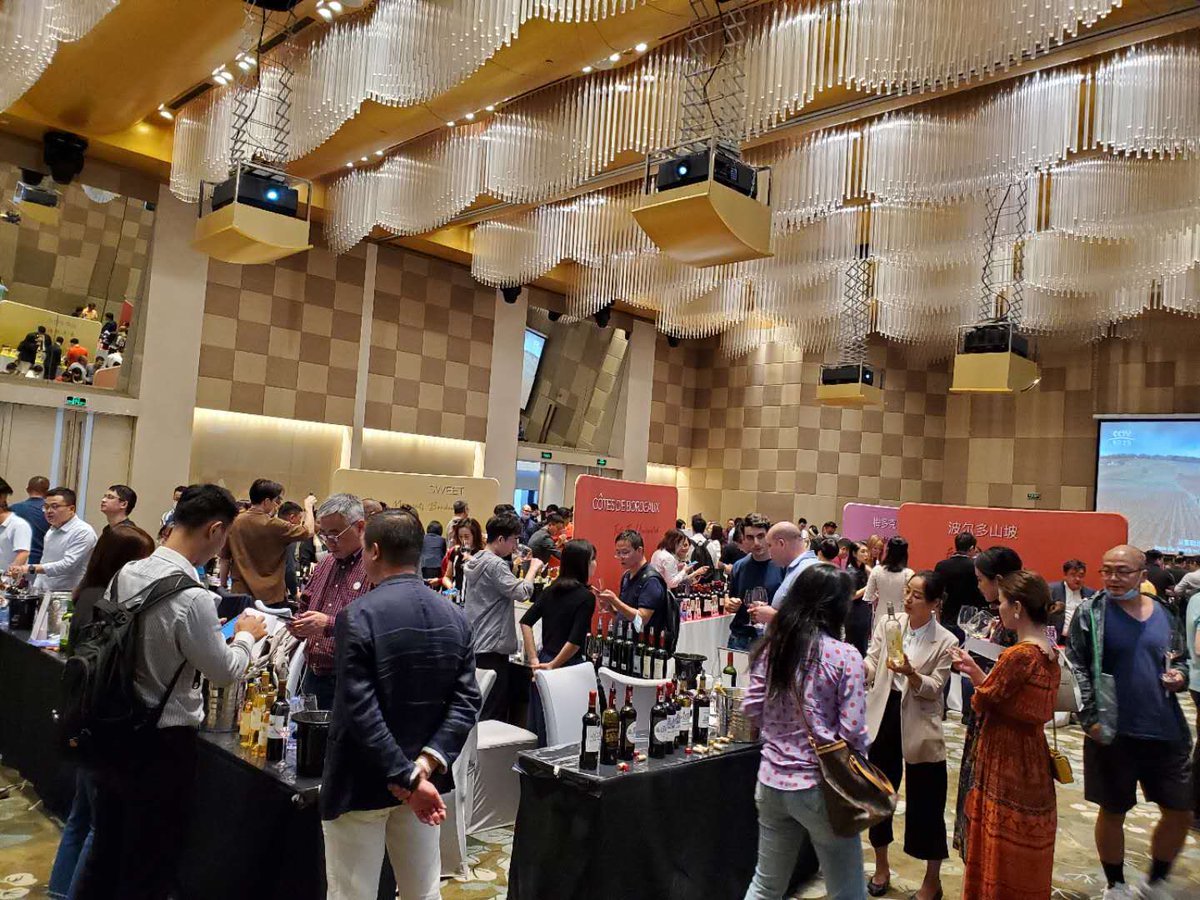 cotes2bordeaux's tweet photo. *INTERNATIONAL*
Hier s'est terminée la Tournée des @VinsdeBordeaux en Chine ! Retour en image sur cette opération qui a mis à l'honneur nos vins des #CôtesDeBordeaux dans 4 villes chinoises. Mission réussie ! #vins #export https://t.co/5gfUHAXQTY