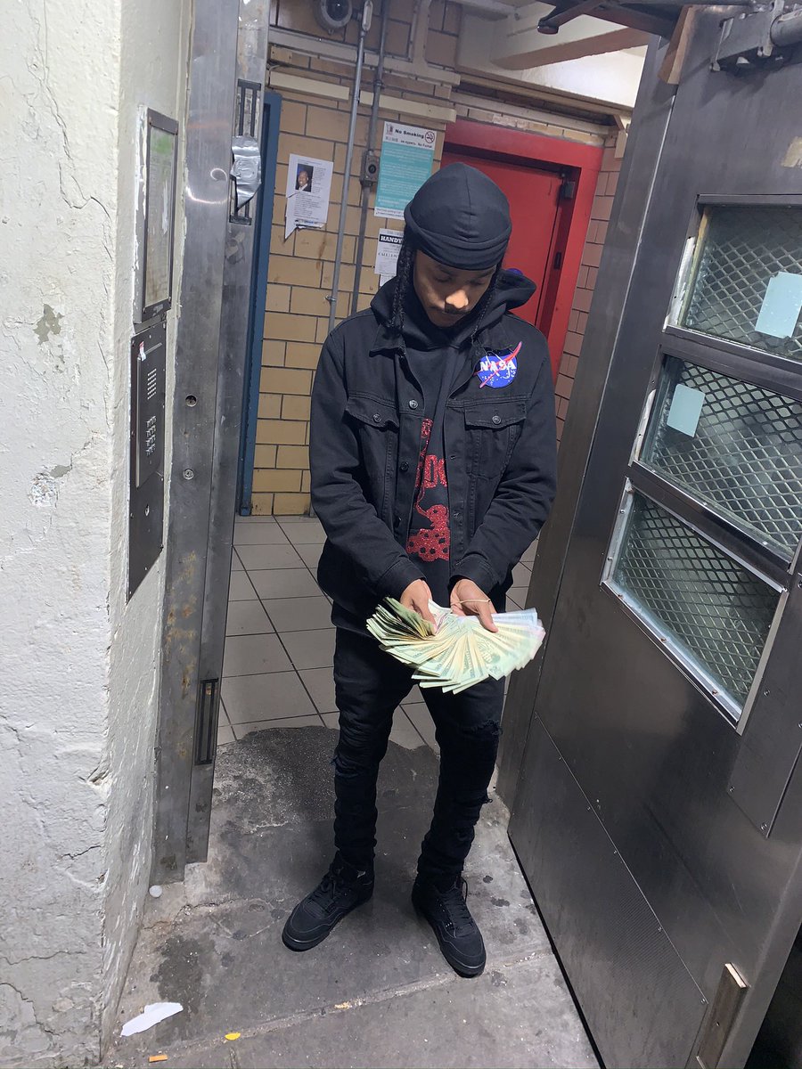 Jowapp1's tweet photo. Stuck In Em Trenches I’m Prolly Gon Die B4 I Get Out🖕🏽 https://t.co/UtA26w3Drx