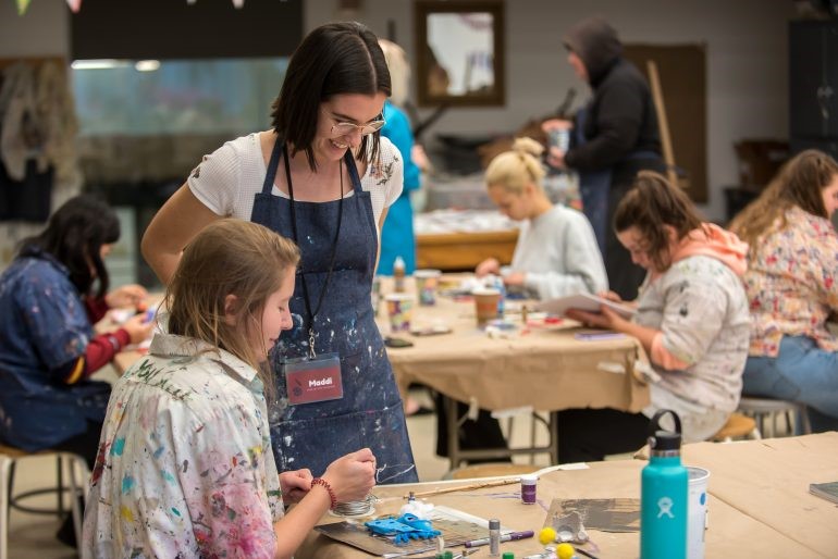 Maddi Andrews' internship with @aeartcentre launched Art Hive @Agnes, a wellness program encouraging positive #mentalhealth through #art making. 

Click through to read about Andrews' experience "Discovering Art Therapy"!

gvca.design.blog/2020/11/10/dis…