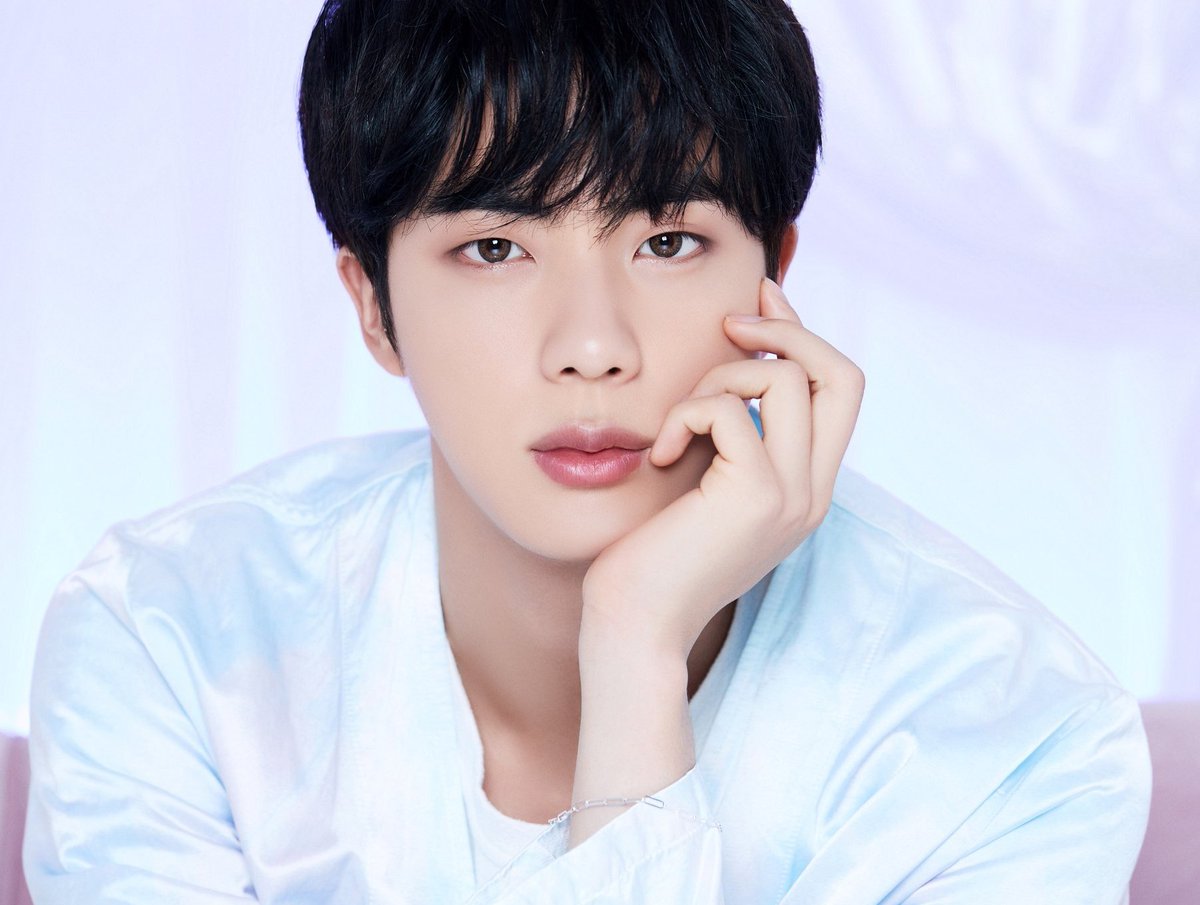 softieforlwt's tweet photo. How is Seokjin even real??? He is such a gorgeous human being oh god look at his features so delicate, so exquisite, so beautiful, so graceful,  just so wow this man is just so wow !!! 

#Curated_by_JIN #JIN #SEOKJIN @BTS_twt https://t.co/rX6utQcGKC