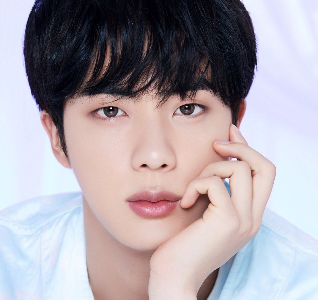 softieforlwt's tweet photo. How is Seokjin even real??? He is such a gorgeous human being oh god look at his features so delicate, so exquisite, so beautiful, so graceful,  just so wow this man is just so wow !!! 

#Curated_by_JIN #JIN #SEOKJIN @BTS_twt https://t.co/rX6utQcGKC