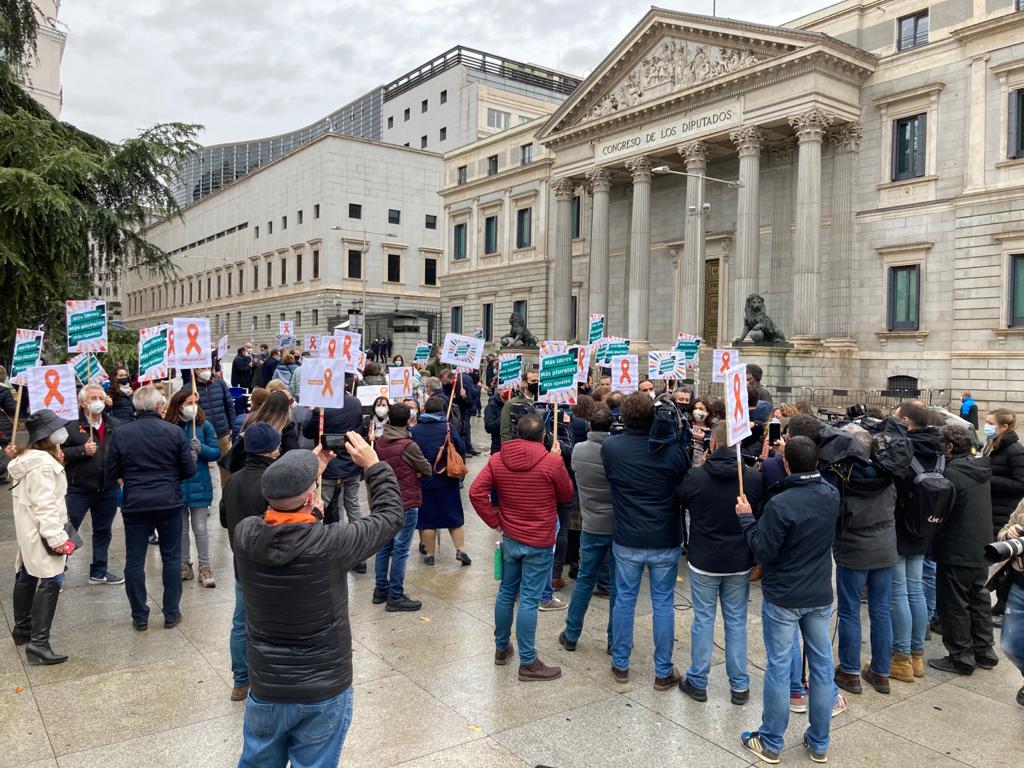 MasPlurales's tweet photo. Ni la lluvia, ni la pandemia, ni las trabas administrativas nos han impedido ni impedirán que sigamos insistiendo #StopLeyCelaa 💪💪💪Lo hemos dicho alto y claro #MasPlurales 🧡 Gracias a todos por el apoyo ¡Seguimos!👏💪🧡 https://t.co/SIj7y4r4no