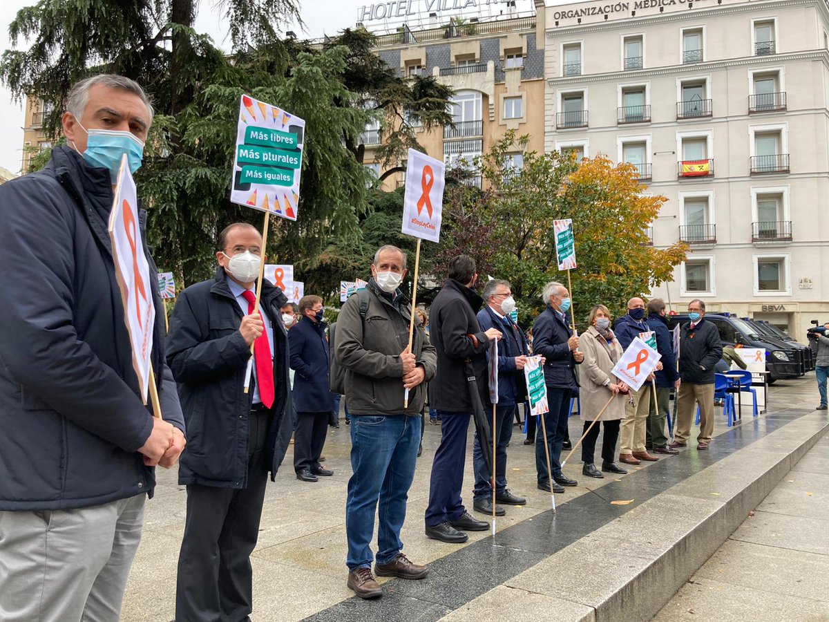 Ni la lluvia, ni la pandemia, ni las trabas administrativas nos han impedido ni impedirán que sigamos insistiendo #StopLeyCelaa 💪💪💪Lo hemos dicho alto y claro #MasPlurales 🧡 Gracias a todos por el apoyo ¡Seguimos!👏💪🧡