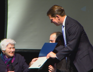 FBIMinneapolis's tweet photo. Our office was deeply saddened to hear of the passing of Judith Meisel this week. We will always remember Judy for her strength, grace and endless pursuit of justice. Here she is accepting the 2018 Director’s Community Leadership Award. We were honored to present it to her. https://t.co/uF0L9cOGXk