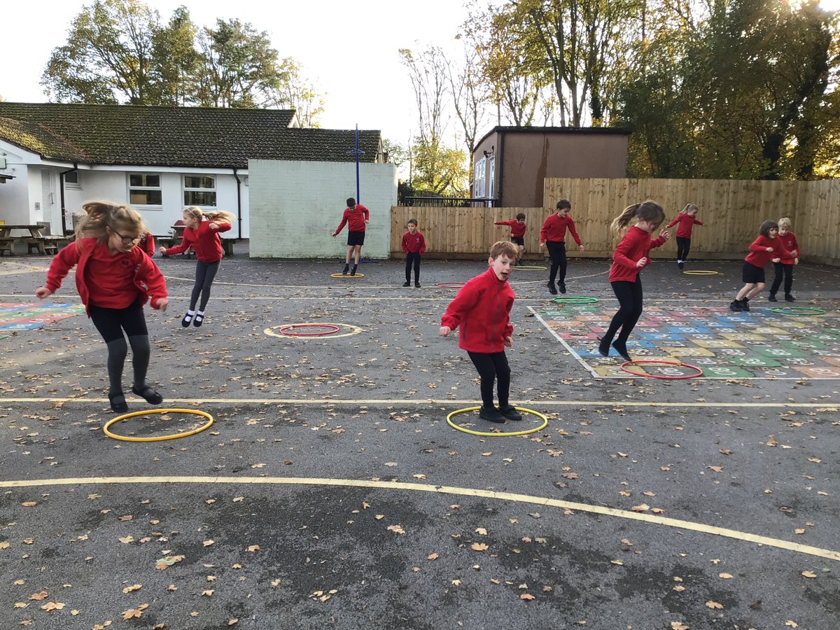 SJeffriesPPSA's tweet photo. Kestrel class were using their listening skills, instruction following and directional vocabulary in P.E today ⬅️⬆️⬇️➡️ @ASemkenPPSA @Pawlettprimary @LBlythPPSA @DaddsLisa #ProudofPawlett #TeamPLT https://t.co/zs2fgEB00i
