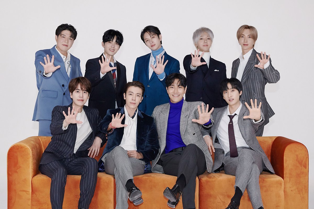 KyuHyunVN's tweet photo. 고마워요 그리고 사랑해요 슈퍼주니어 💙💙💙
SUPER JUNIOR 짱 💙💙💙
#15thAnniv_WalkTogether 
#달려온15주년_손잡고걸을까
#슈퍼주니어_15주년_다_죽여
#슈퍼주니어 https://t.co/sNF36lmiVw
