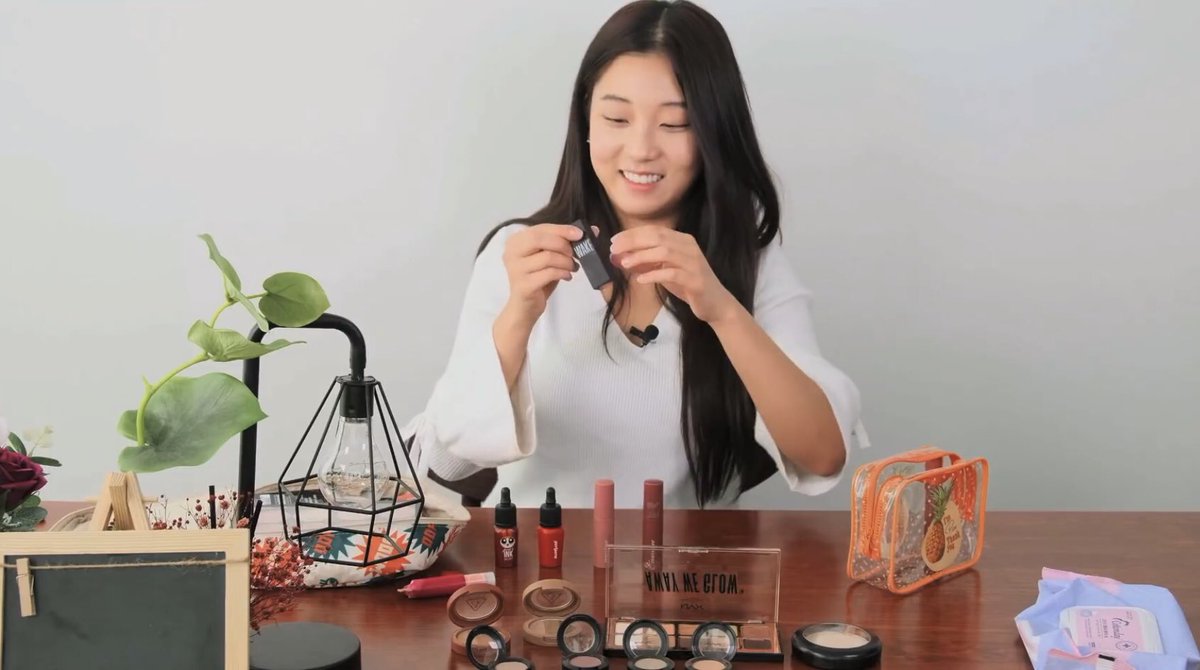 bbyjimjams's tweet image. seungyeon is such a sweet lil baby she likes to draw n look pretty n make bracelets for her friends n practice videography she has the most wholesome hobbies i love her :( she’s known for being sexy but she’s so cute &amp;amp; soft as well i’m crying #HappySeungyeonDay