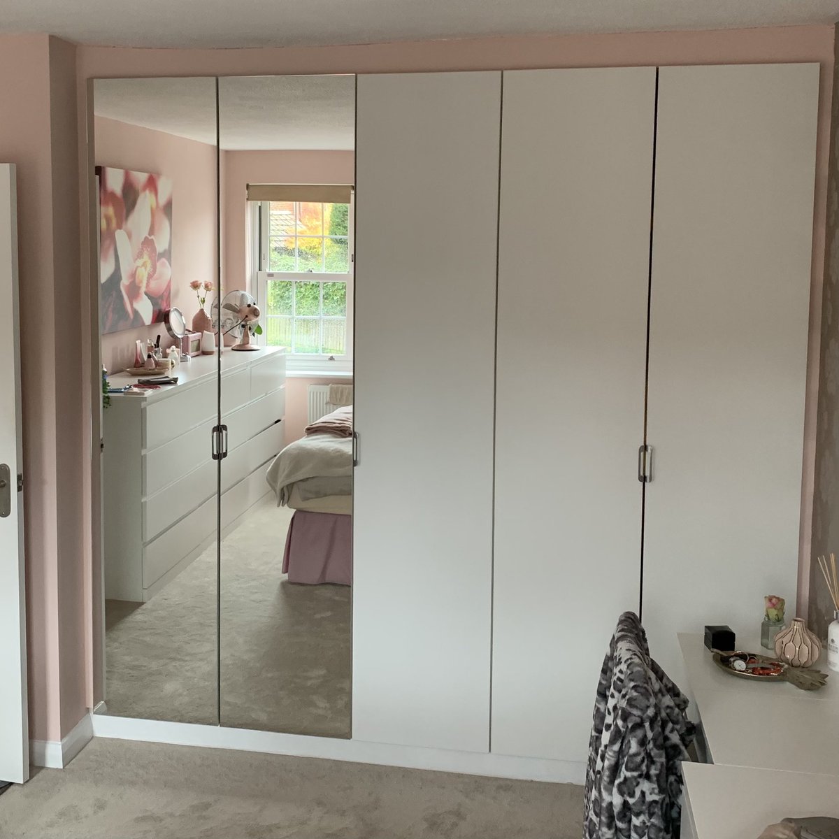 DavidFurniture_'s tweet photo. These fitted wardrobes were still sound but the doors had cracked mirrors. No need for a full refit but a new set doors made the world of difference! 

#BespokeFurniture #MadeToMeasure #bespoke #Hitchin #Letchworth #Fairfield #Herts #Beds #FittedFurniture #wardrobes #hafele https://t.co/bYNY9wUc9H